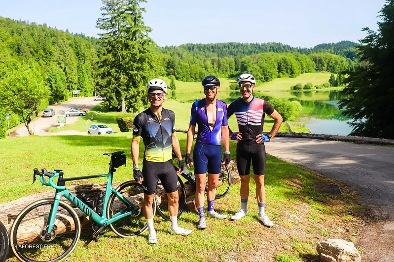3 cyclistes avec la vue sur le lac genin