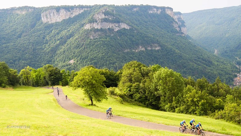 Vue sur les montagnes avec les cyclistes qui monte une côte