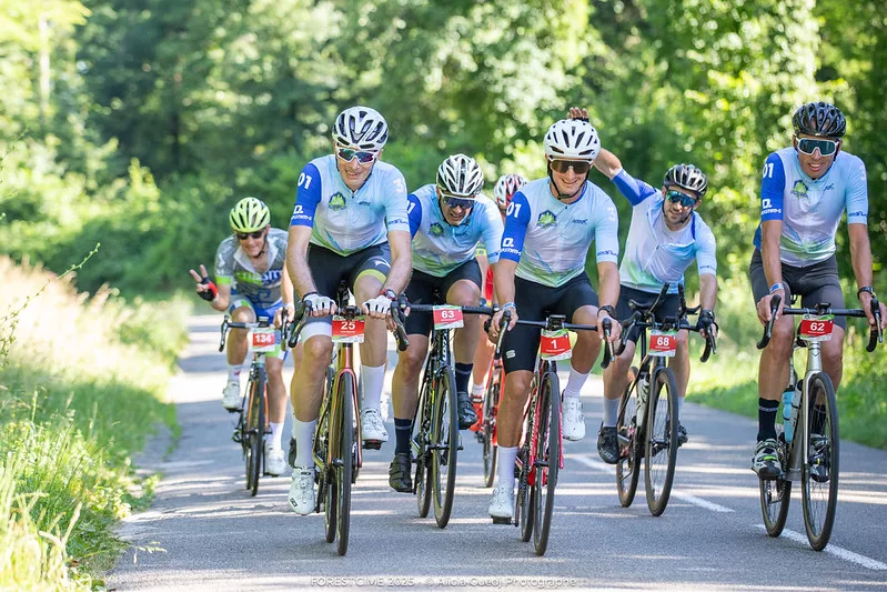 peloton cycliste sur l'épreuve la Forest Cile dans les montagnes du jura
